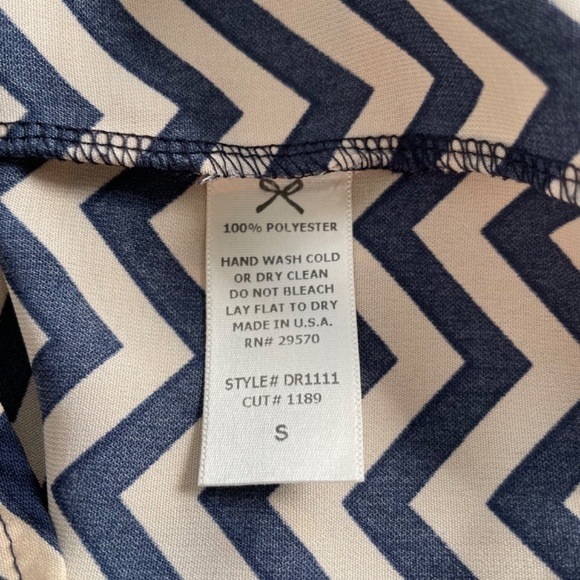 EVERLY Women's Size Small Navy Tan Chevron Short Sleeve Shift Mini Dress - Picture 6 of 7